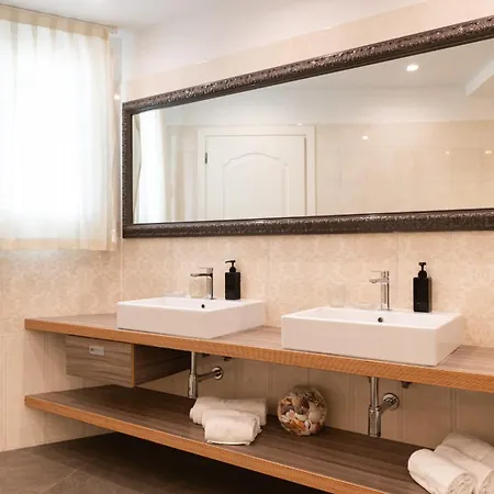Carlton Hotel 4*